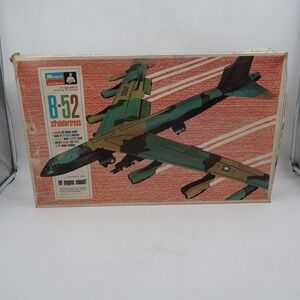 Monogram B-52 Stratofortress Model Kit 1/72 Scale Green 1968 Vintage PA215